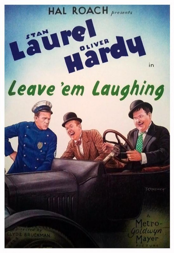 《Leave 'Em Laughing》(1928) 海报